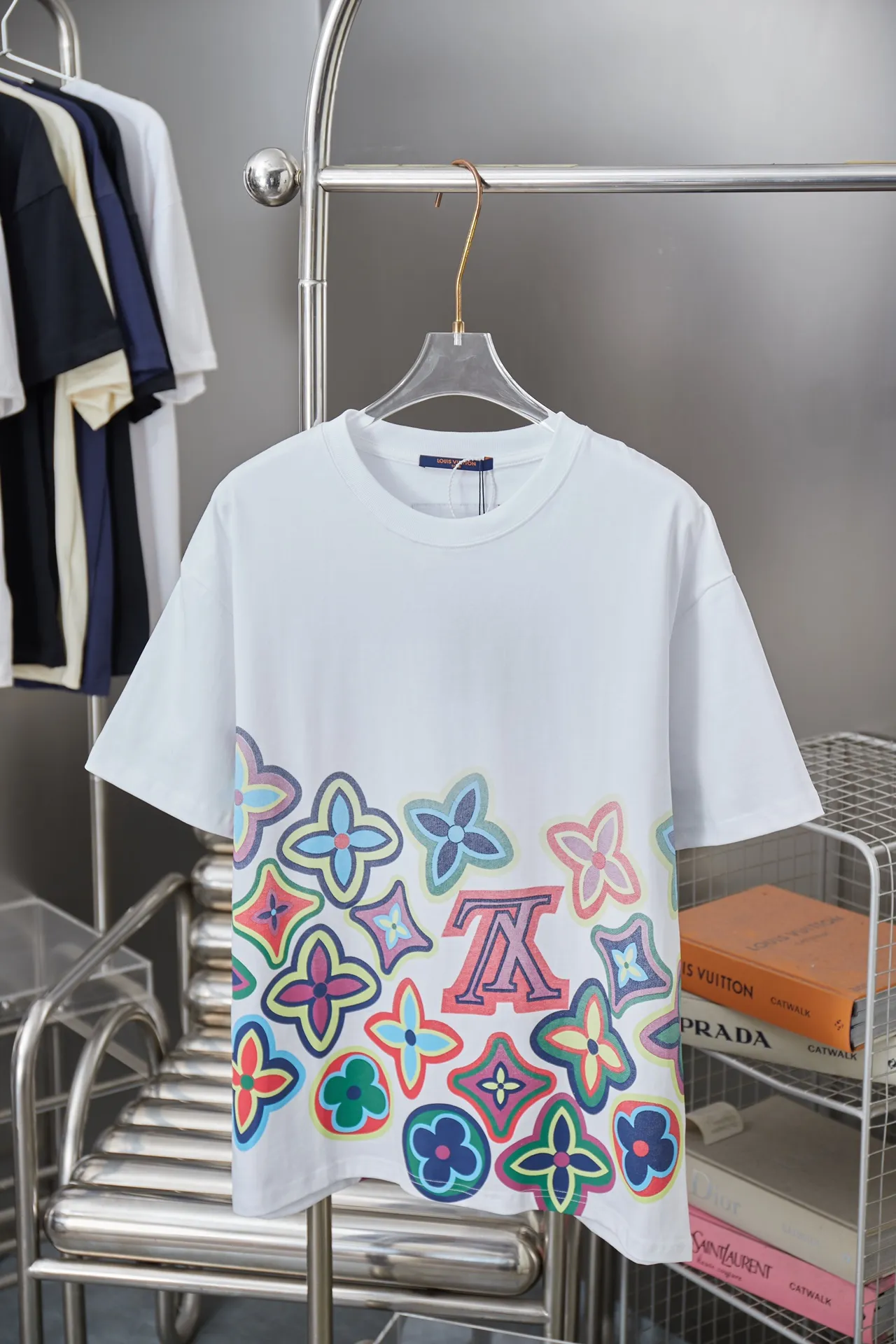 🅿️190 1V 25SS early spring new style Colorful digital LV lettering short sleeves Light luxury essential item for daily commuting for men and women Correct version Welcome to compare Detailed features · 320g 100% pure cotton double yarn jersey fabric · Special thickened 32 pieces of double-strand 1X1 thread in the same cylinder custom dyeing · Positioned color digital LV lettering printing · Double needle stitching and cross-stitching technology · Original main mark, washed tag, brand moisture-proof paper packaging Color: black/white Size: S/M/L/XL